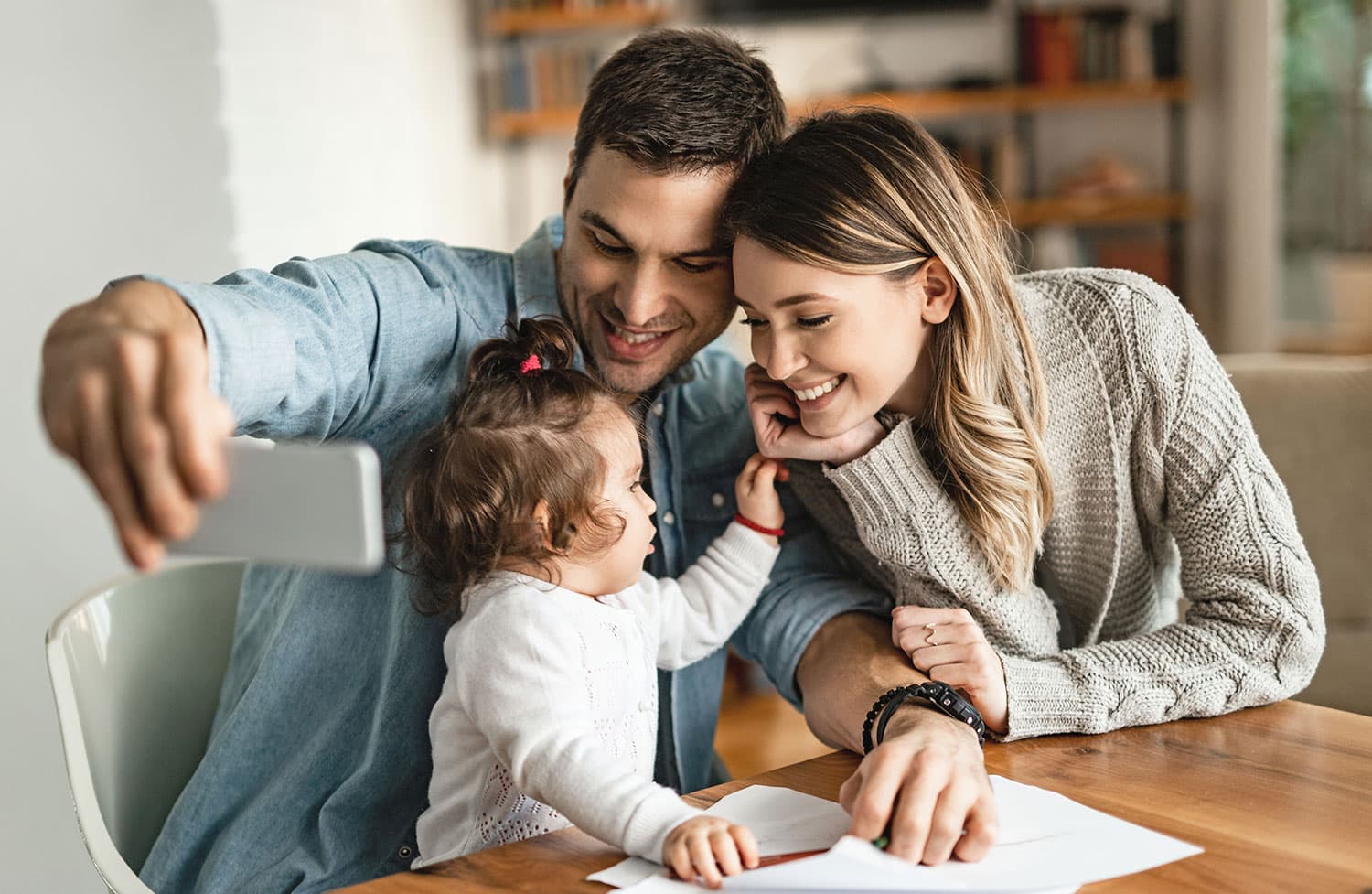 Familia feliz tomándose una foto en casa